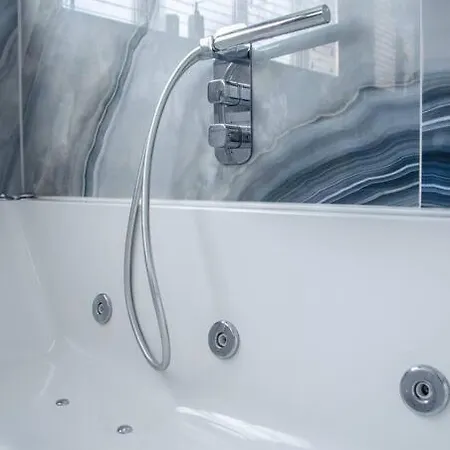 Luxury City Stay: 2-Br Penthouse Wolverhampton Extérieur photo