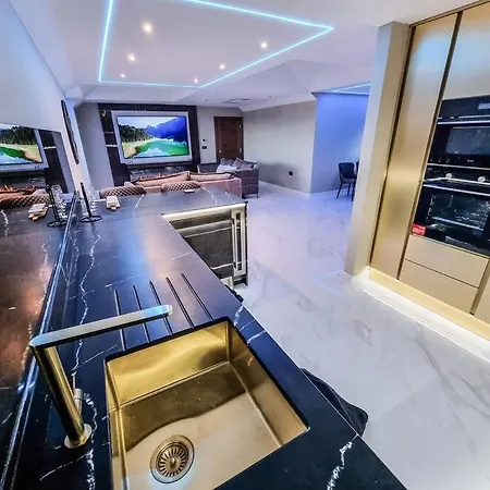 Luxury City Stay: 2-Br Penthouse Wolverhampton Extérieur photo