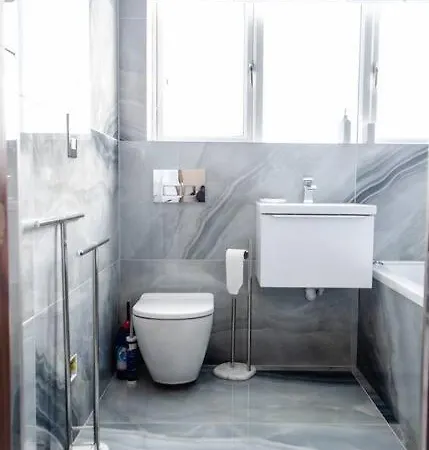 Luxury City Stay: 2-Br Penthouse Wolverhampton Extérieur photo