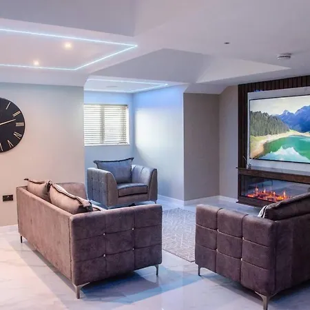 Luxury City Stay: 2-Br Penthouse Wolverhampton Extérieur photo